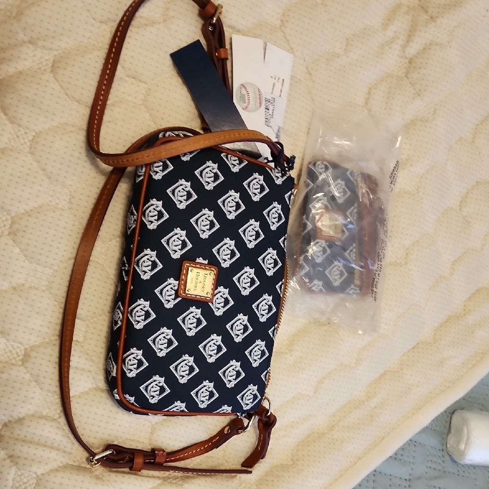 Tampa Bay Rays Dooney & Bourke Top Zip Crossbody Purse - Picture 3 of 12